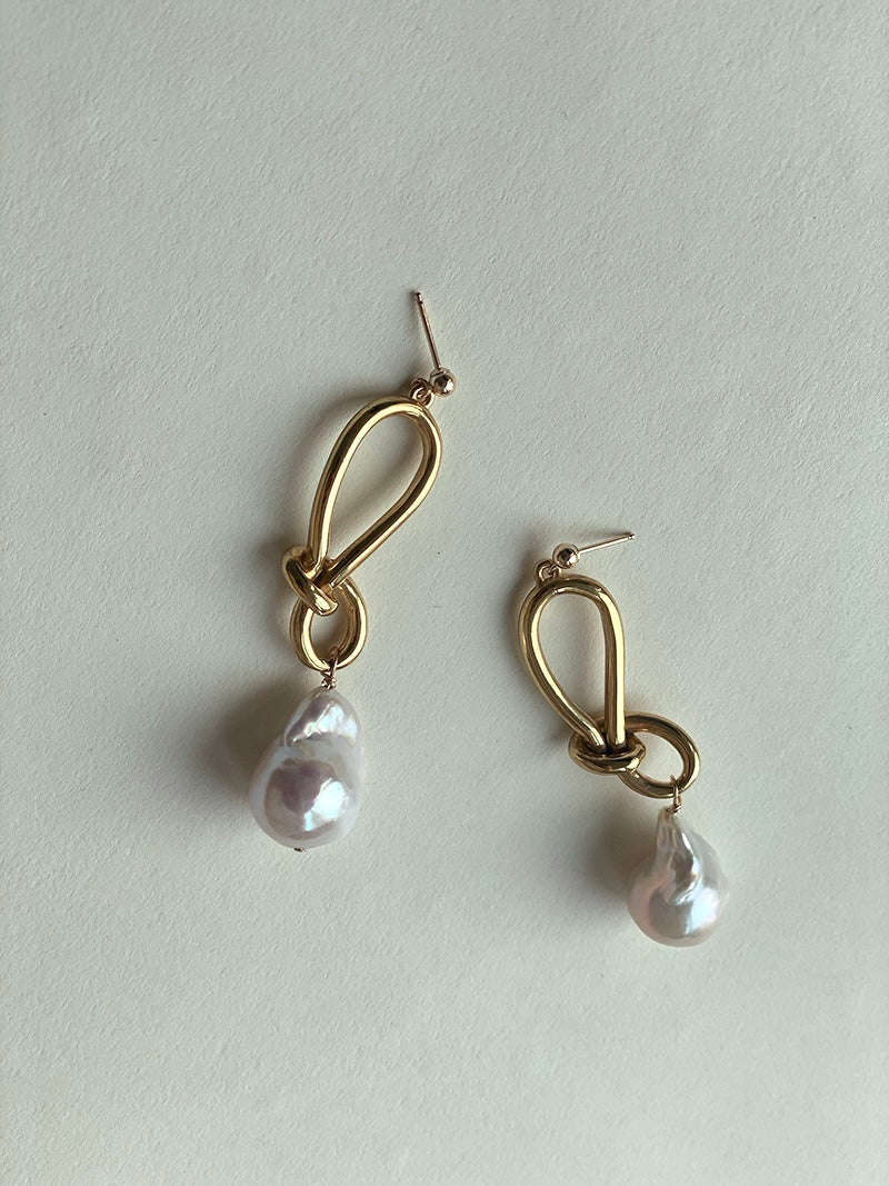 Leah small knot with pearl earrings